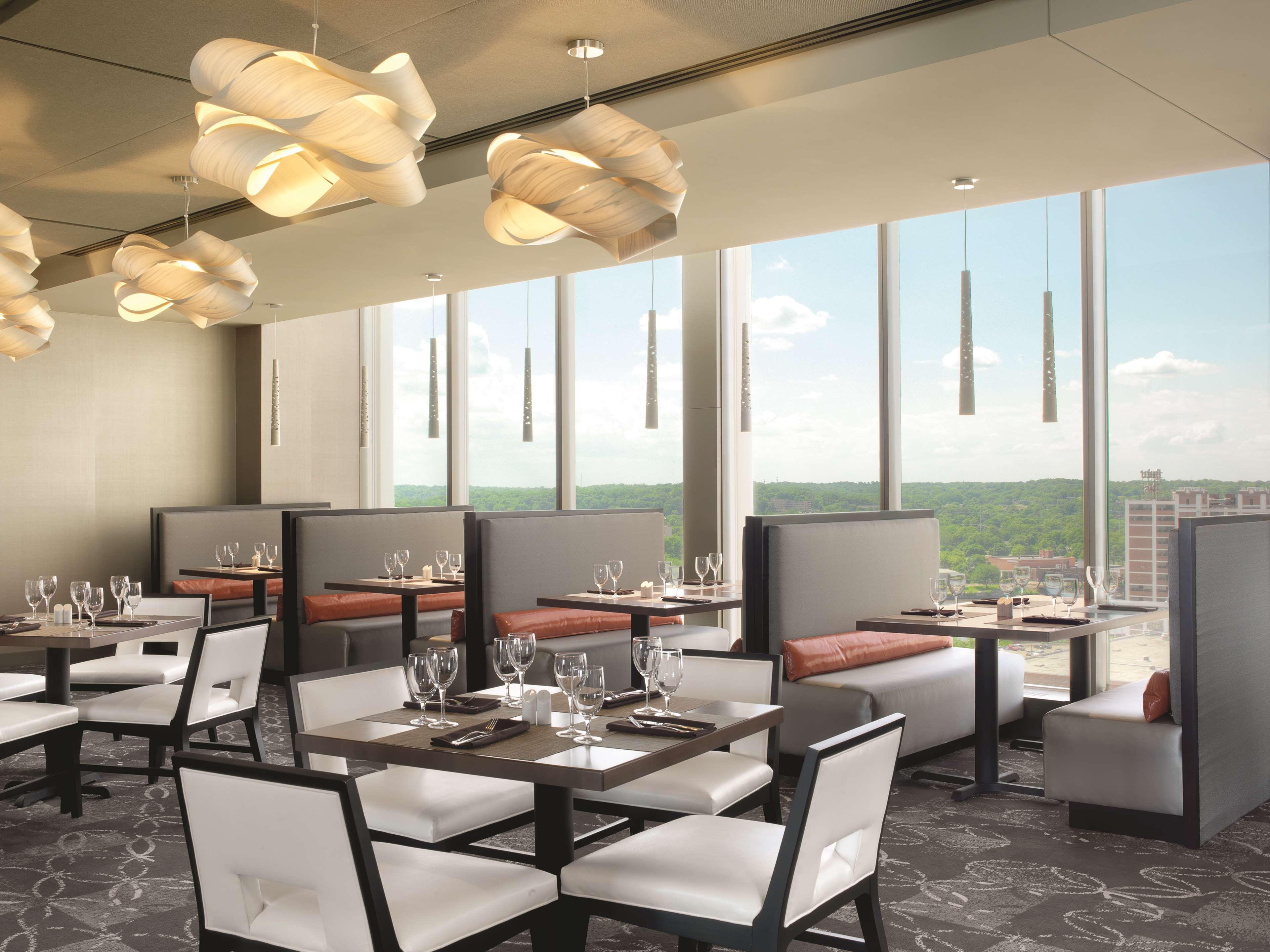 Doubletree By Hilton Hotel Cedar Rapids Convention Complex Exteriör bild