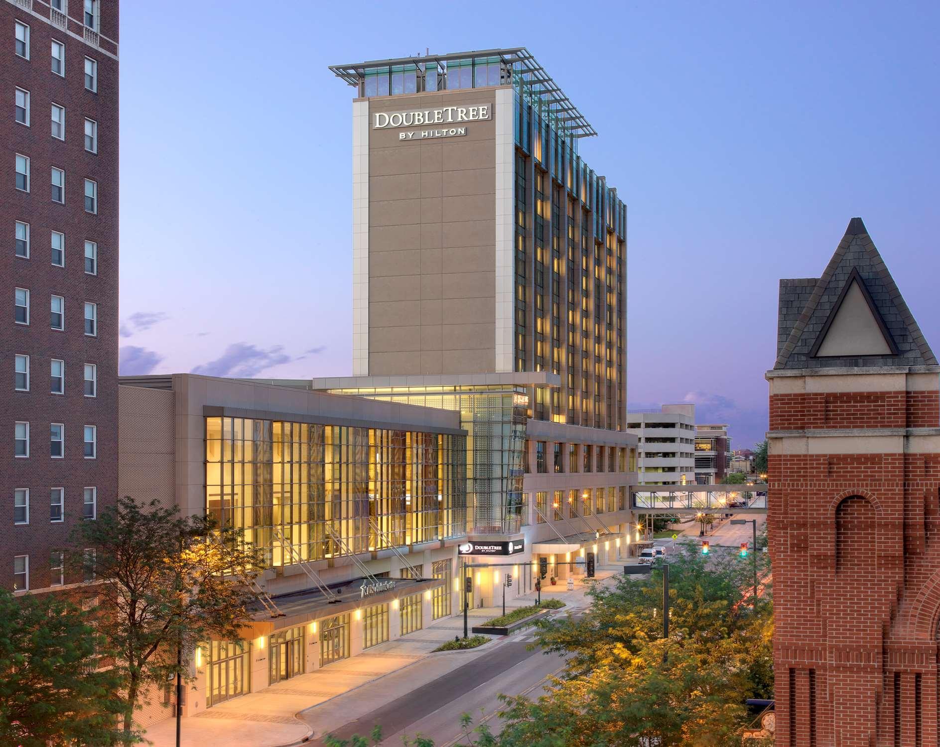 Doubletree By Hilton Hotel Cedar Rapids Convention Complex Exteriör bild