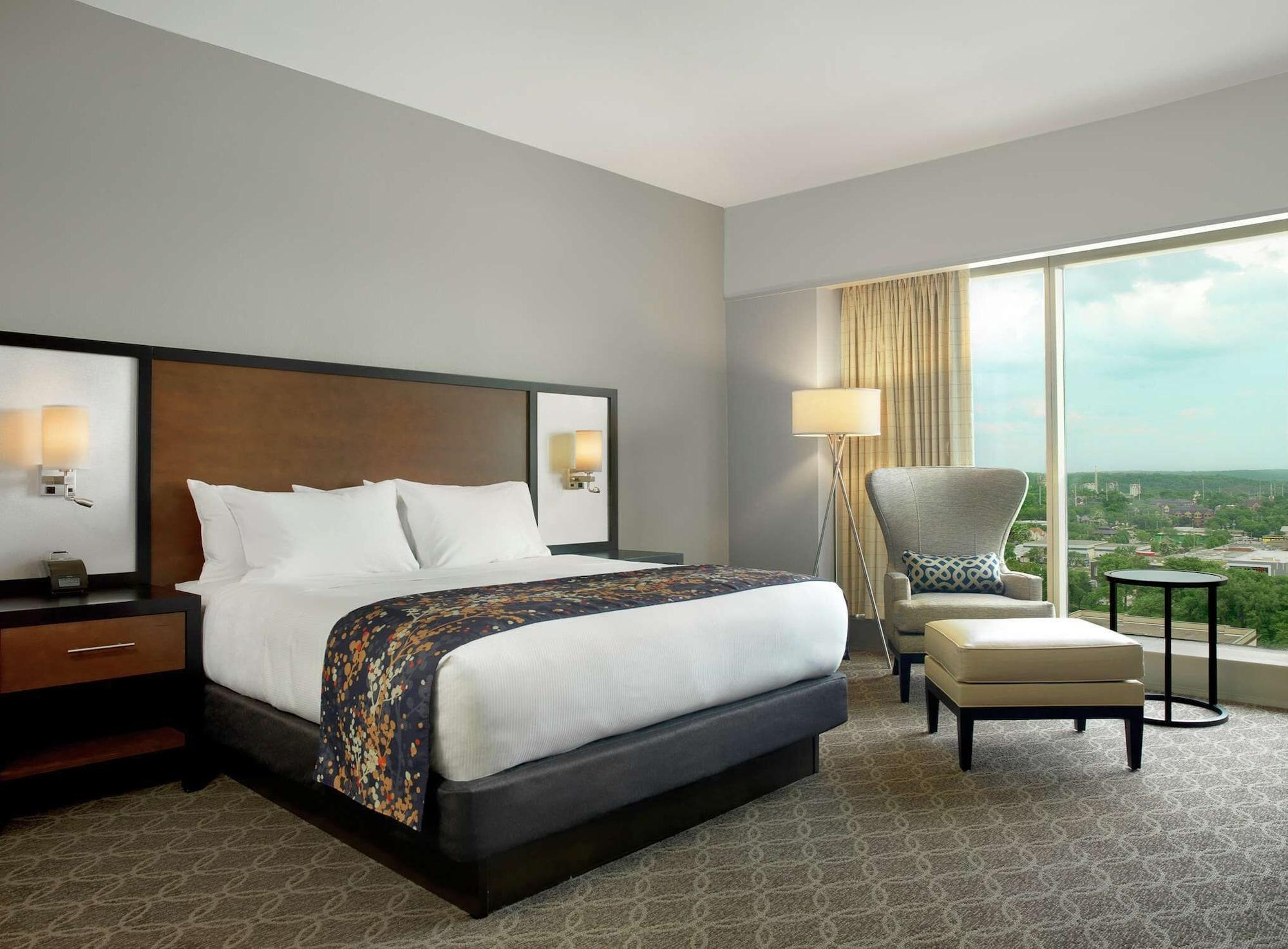 Doubletree By Hilton Hotel Cedar Rapids Convention Complex Exteriör bild
