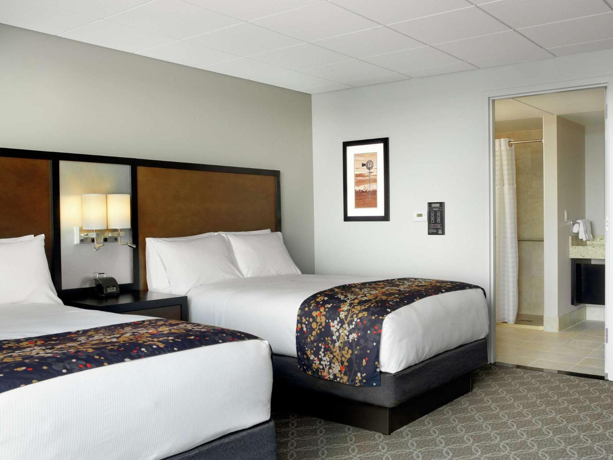Doubletree By Hilton Hotel Cedar Rapids Convention Complex Exteriör bild
