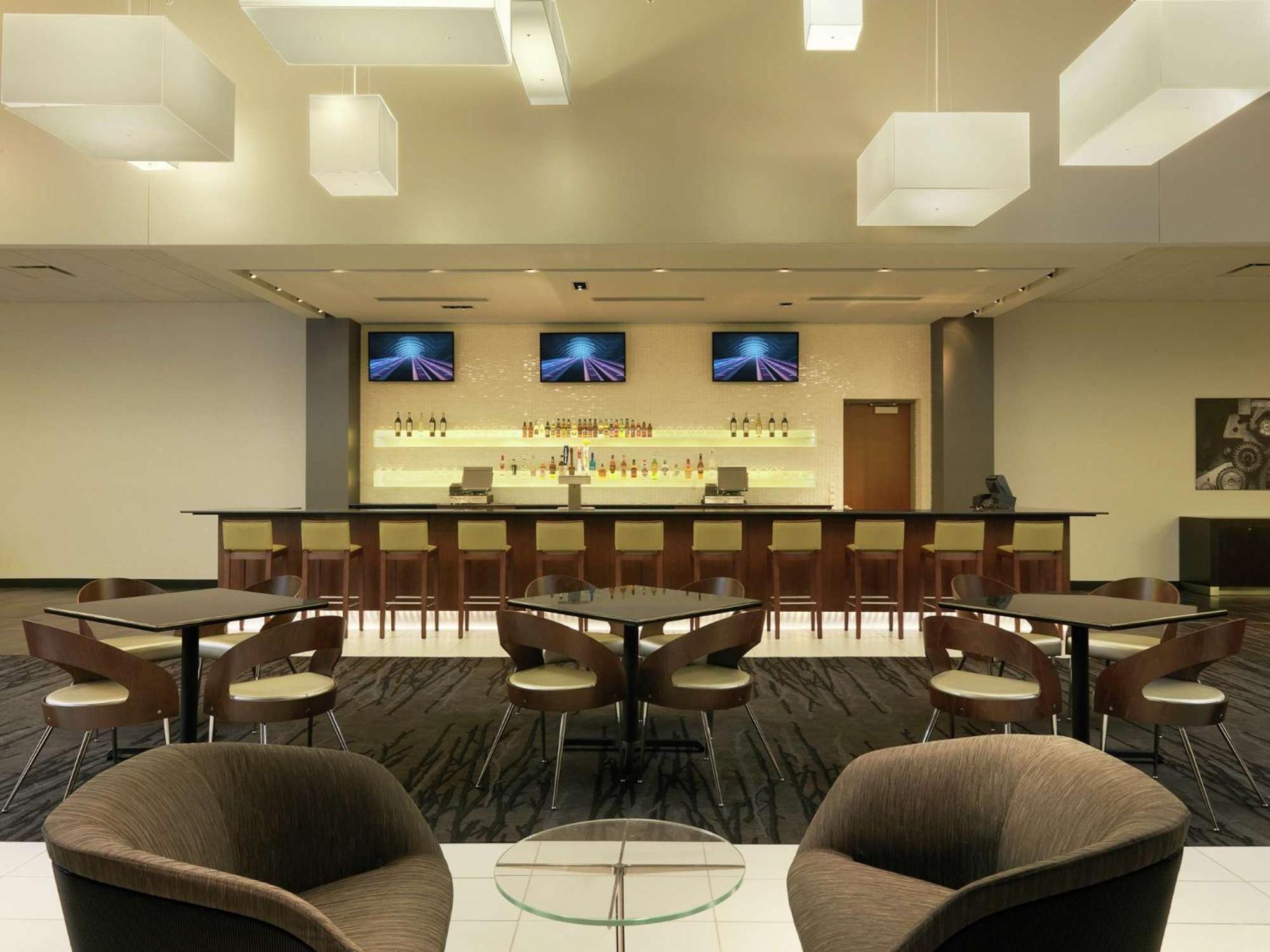 Doubletree By Hilton Hotel Cedar Rapids Convention Complex Exteriör bild