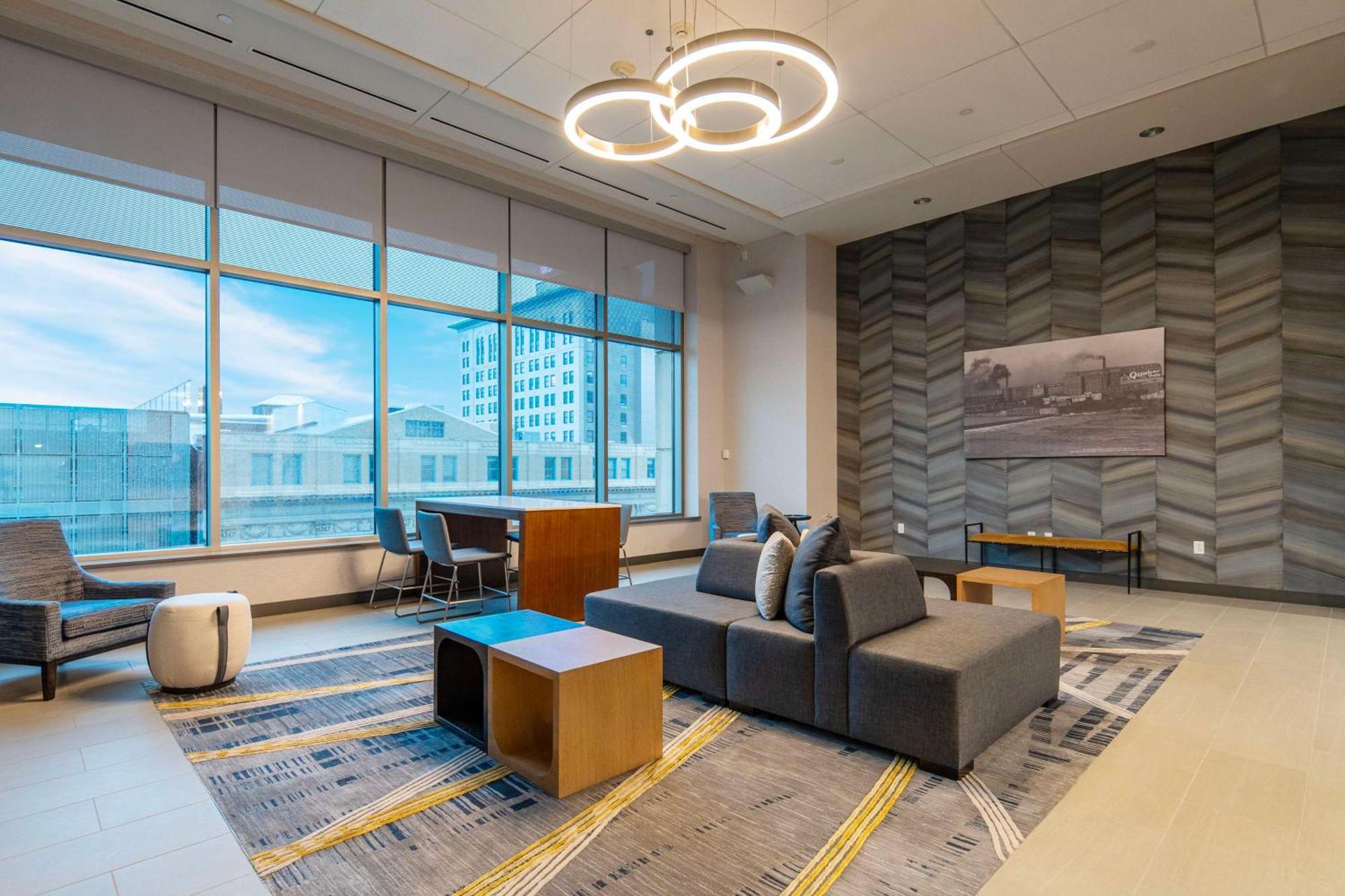 Doubletree By Hilton Hotel Cedar Rapids Convention Complex Exteriör bild