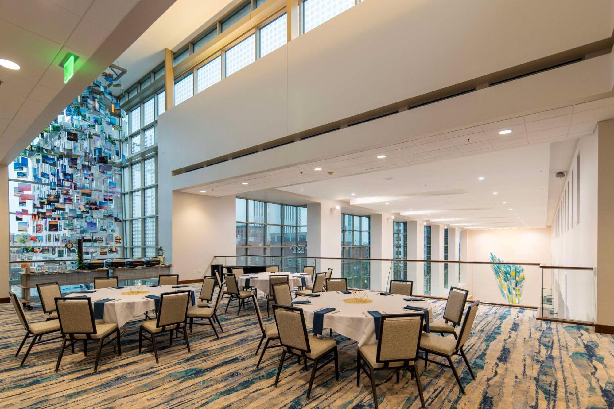 Doubletree By Hilton Hotel Cedar Rapids Convention Complex Exteriör bild