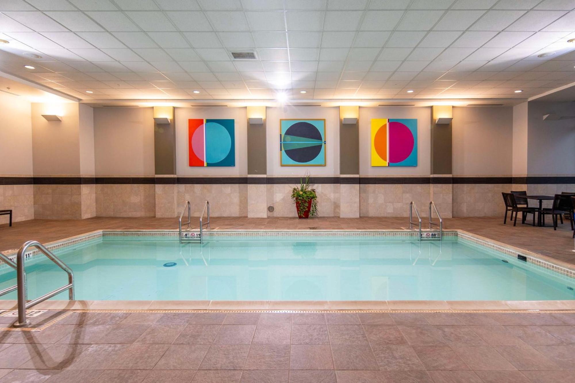Doubletree By Hilton Hotel Cedar Rapids Convention Complex Exteriör bild