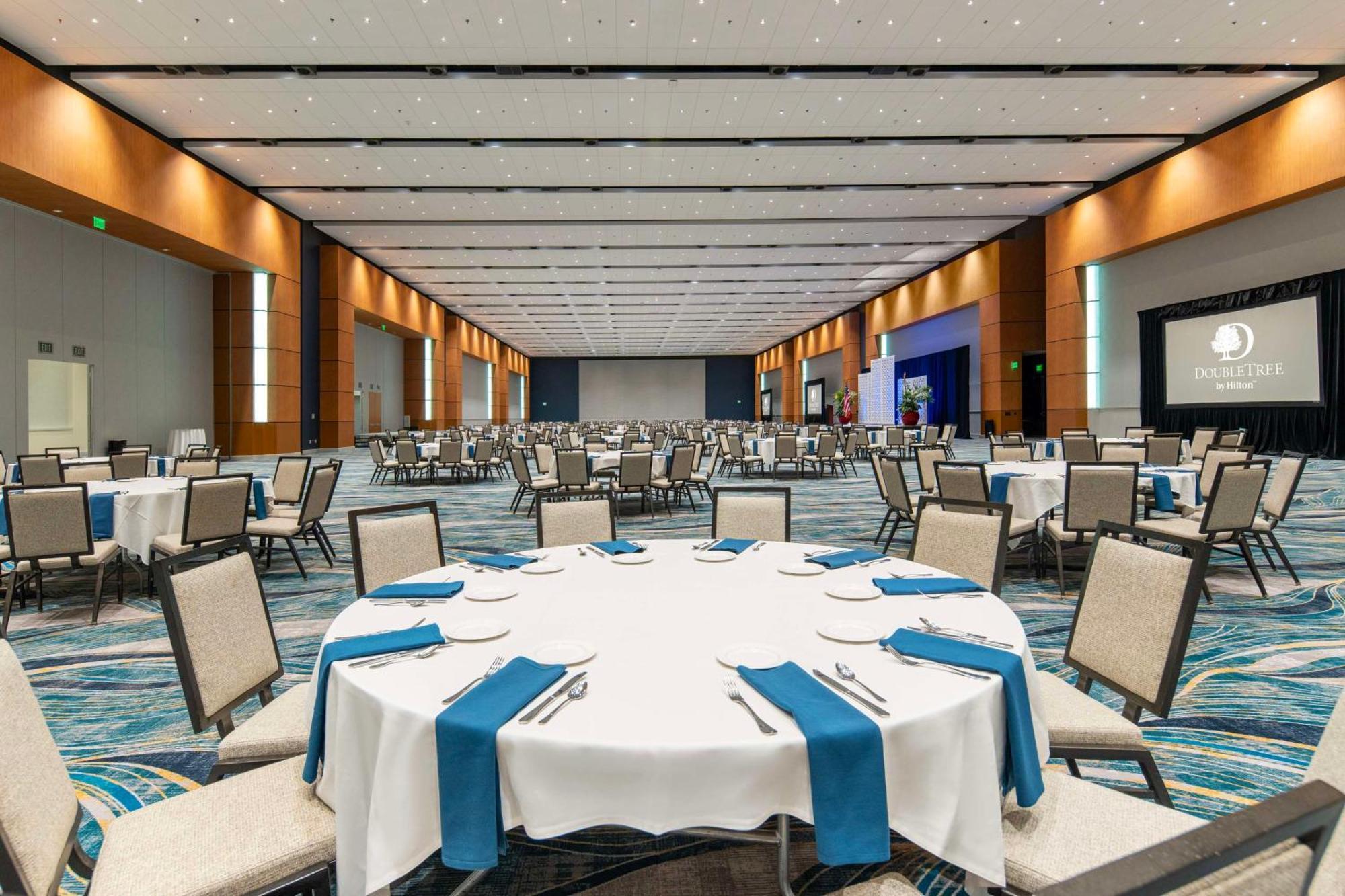 Doubletree By Hilton Hotel Cedar Rapids Convention Complex Exteriör bild